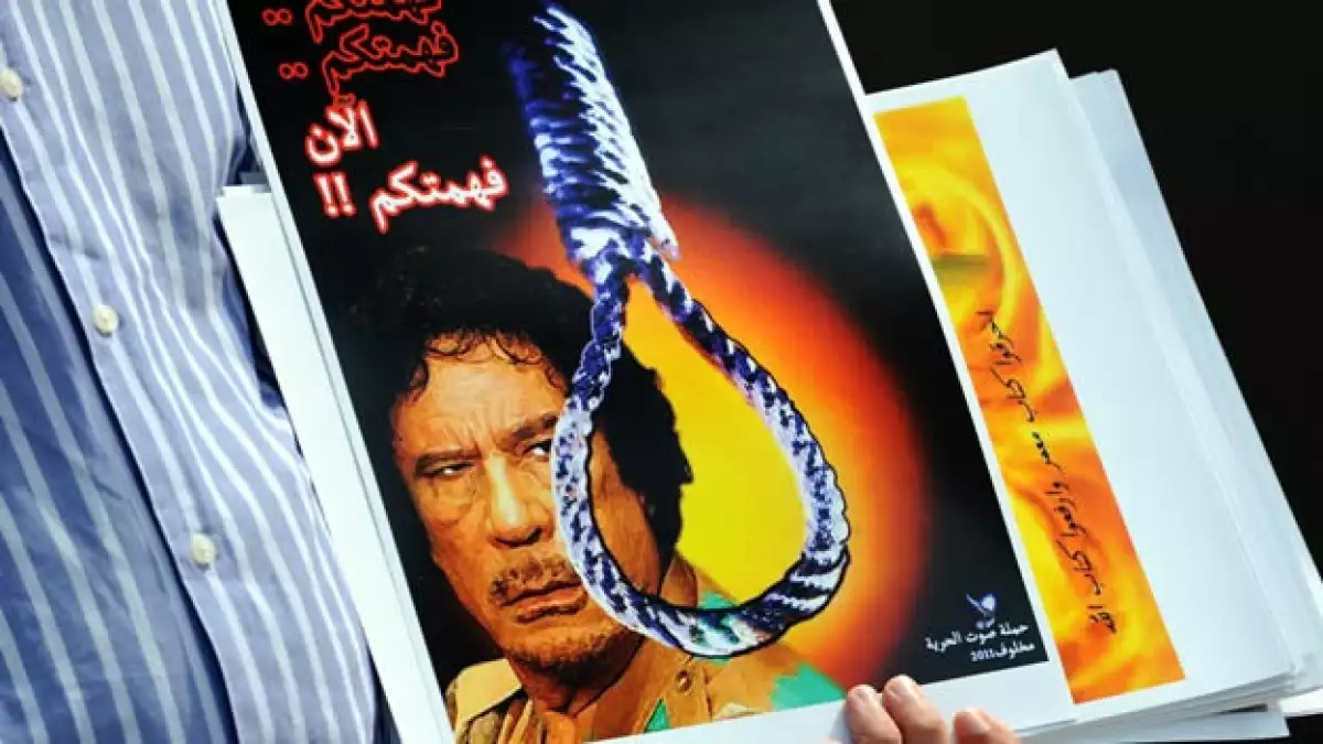 foto de moammar gadhafi en una protesta