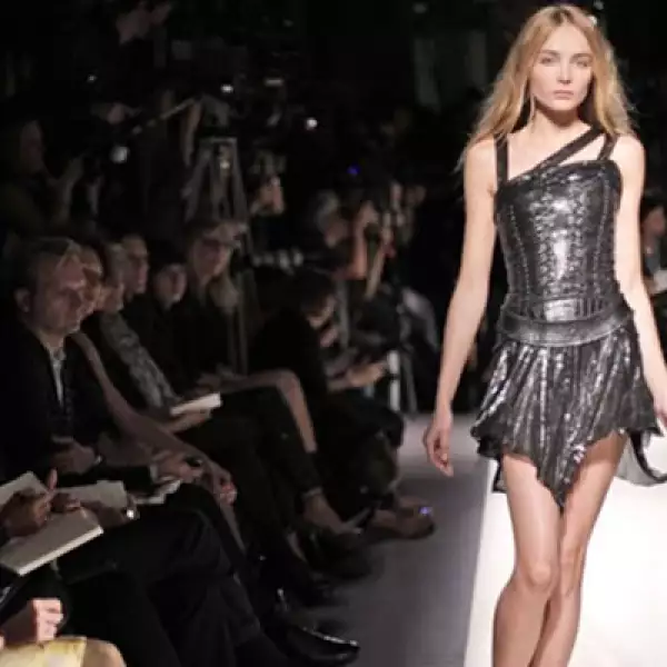 Otro éxito de Christophe Decarnin. Sacos tipo militar, pantalones destruidos y tops rasgados.