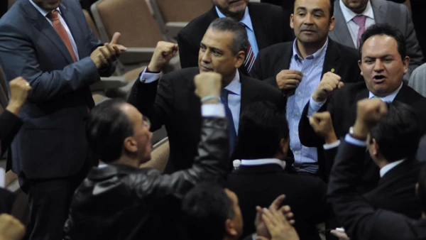 Tras 20 horas, desnudos, ataques verbales y jaloneos, el Congreso aprobó la reforma energética en un auditorio alterno al Salón de Sesiones este jueves.