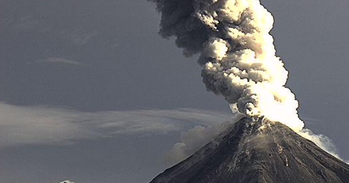 El volcán de Colima registra explosiones de hasta 2,000 metros de altura
