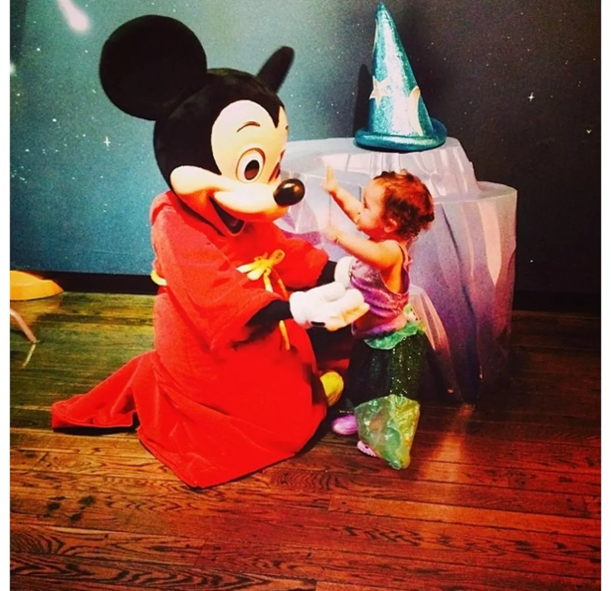La comediante de 38 años presumió esta tierna imagen de su bebé con Mickey Mouse.