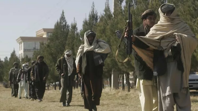 combatientes del taliban entregan sus armas