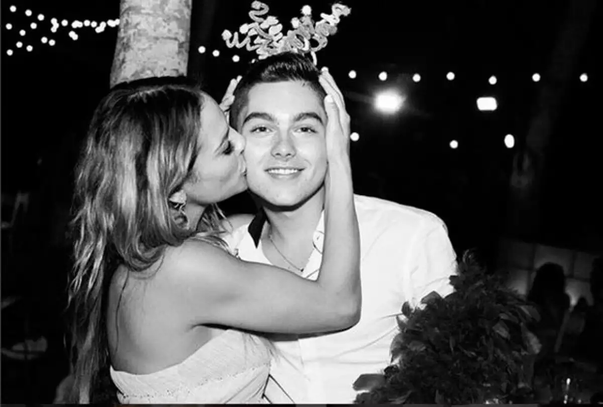 Sergio Mayer junto a la actriz Fabiola Campomanes.