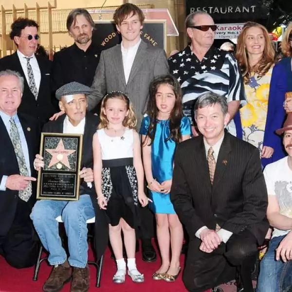 A pesar de su deteriorado estado de salud, el actor Dennis Hopper develó su placa. Ahí estuvieron para acompañarlo su hija Galen, su hijo Henry y los actores Jack Nicholson, Viggo Mortensen y Clifton Collin.