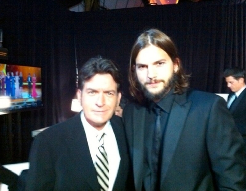 Charlie Sheen y Ashton Kutcher convivieron en el backstage del Emmy.