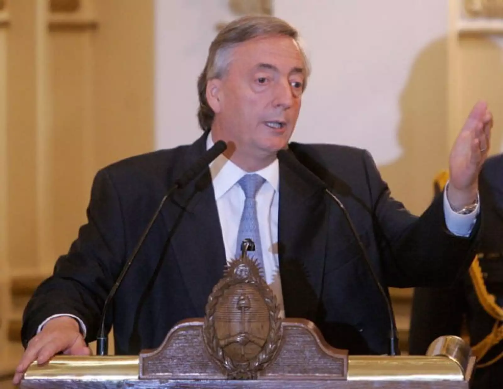 El ex presidente argentino Néstor Kirchner falleció el 27 de octubre debido a un paro cardiorrespiratorio con muerte súbita.