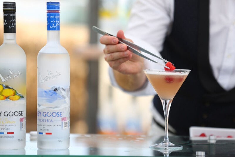 Grey Goose French Martini. La frambuesa además de darle un toque decorativo, complementa de manera perfecta el coctel.