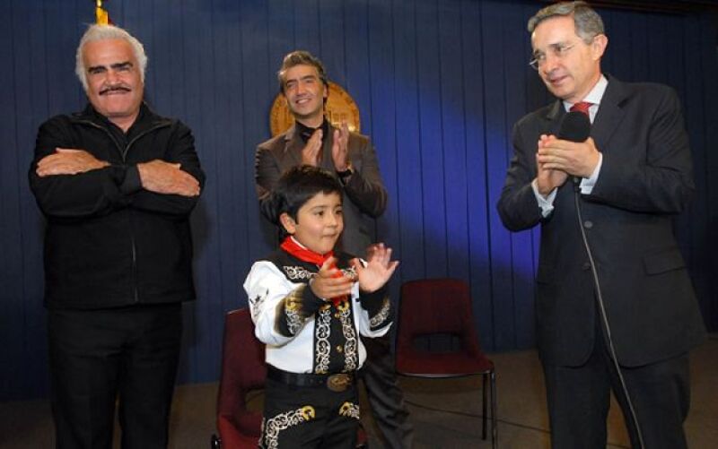 Vicente y Alejandro Fernández estuvieron en la Casa de Nariño con el presidente Álvaro Uribe, también los acompañó el niño Juan Sebastián Parada García, actor y cantante de música ranchera.