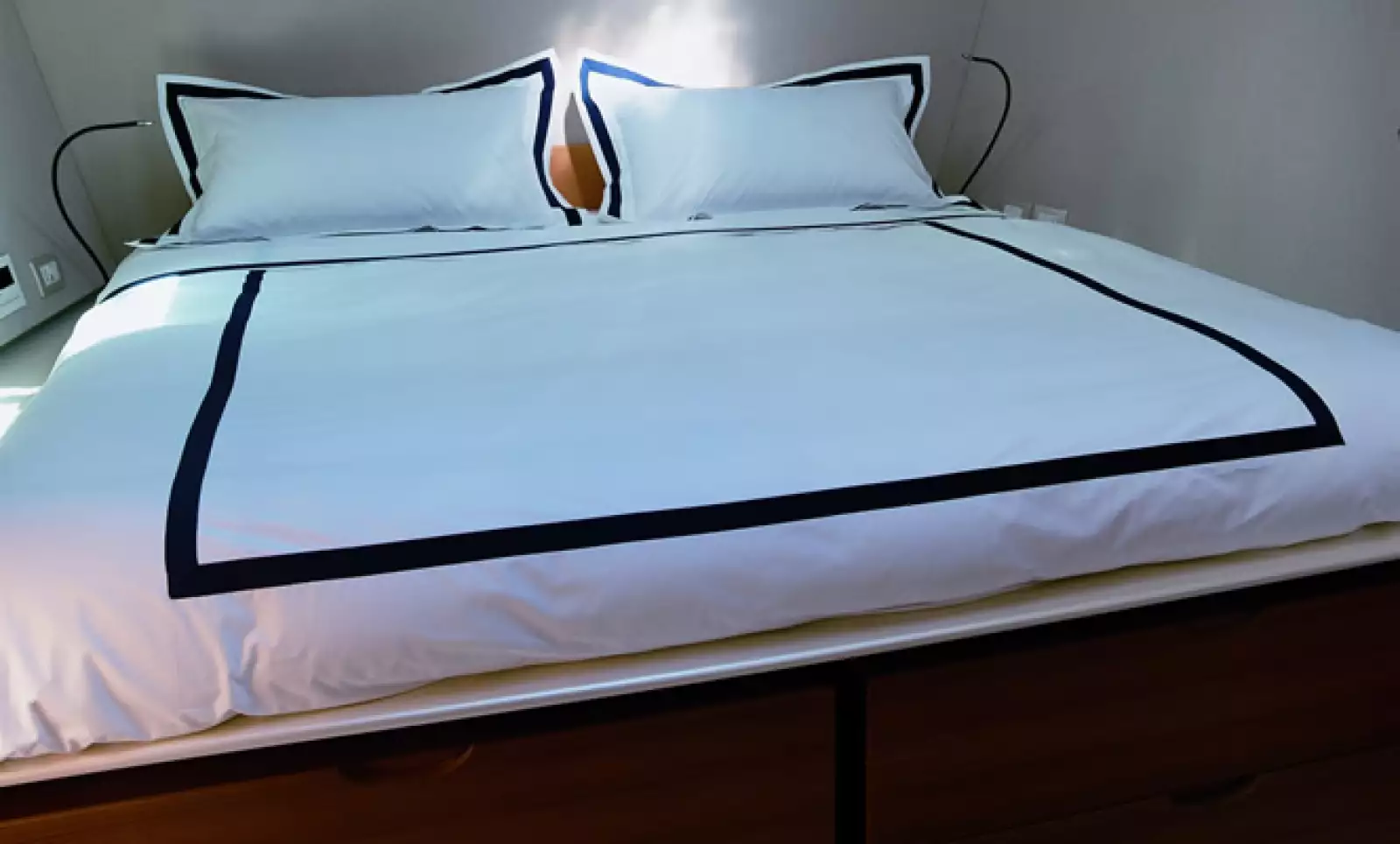 Su colección Yachting ‘viste’ barcos y yates con sus juegos de cama y de baño bordados, acolchados y en finas telas.