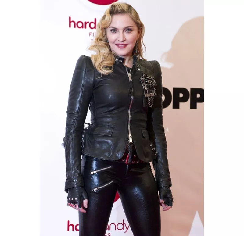 La reina del pop causó furor por su visita a la capital alemana para hacer promoción a uno más de sus gimnasios "Hard Candy". Lució rostro rejuvenecido y cuerpazo enfundado en piel negra.