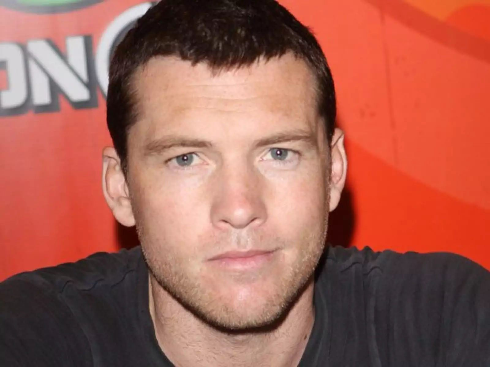 Aunque nació en Surrey, Inglaterra, el 2 de agosto de 1976, Sam se considera australiano puesto que vivió casi toda su vida entre Sydney y Perth.