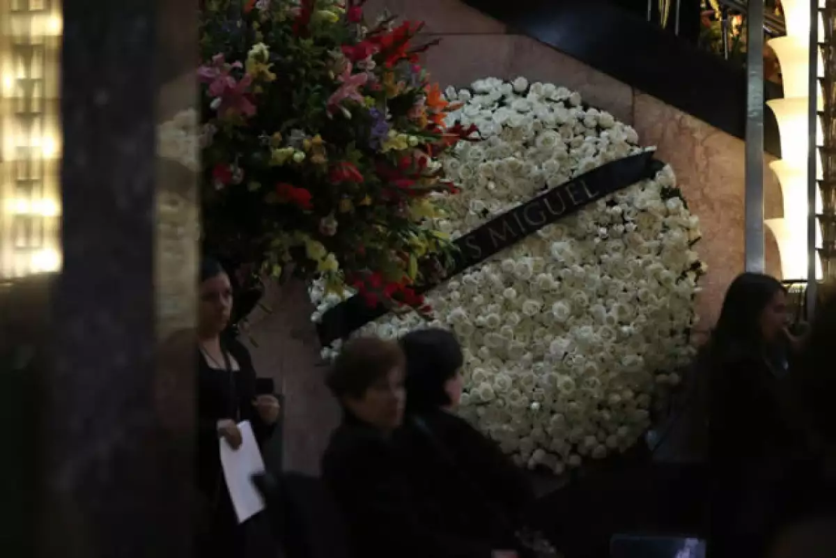 Luis Miguel mandó una corona de 500 rosas blancas para el homenaje a Juan Gabriel en el Palacio de Bellas Artes.
