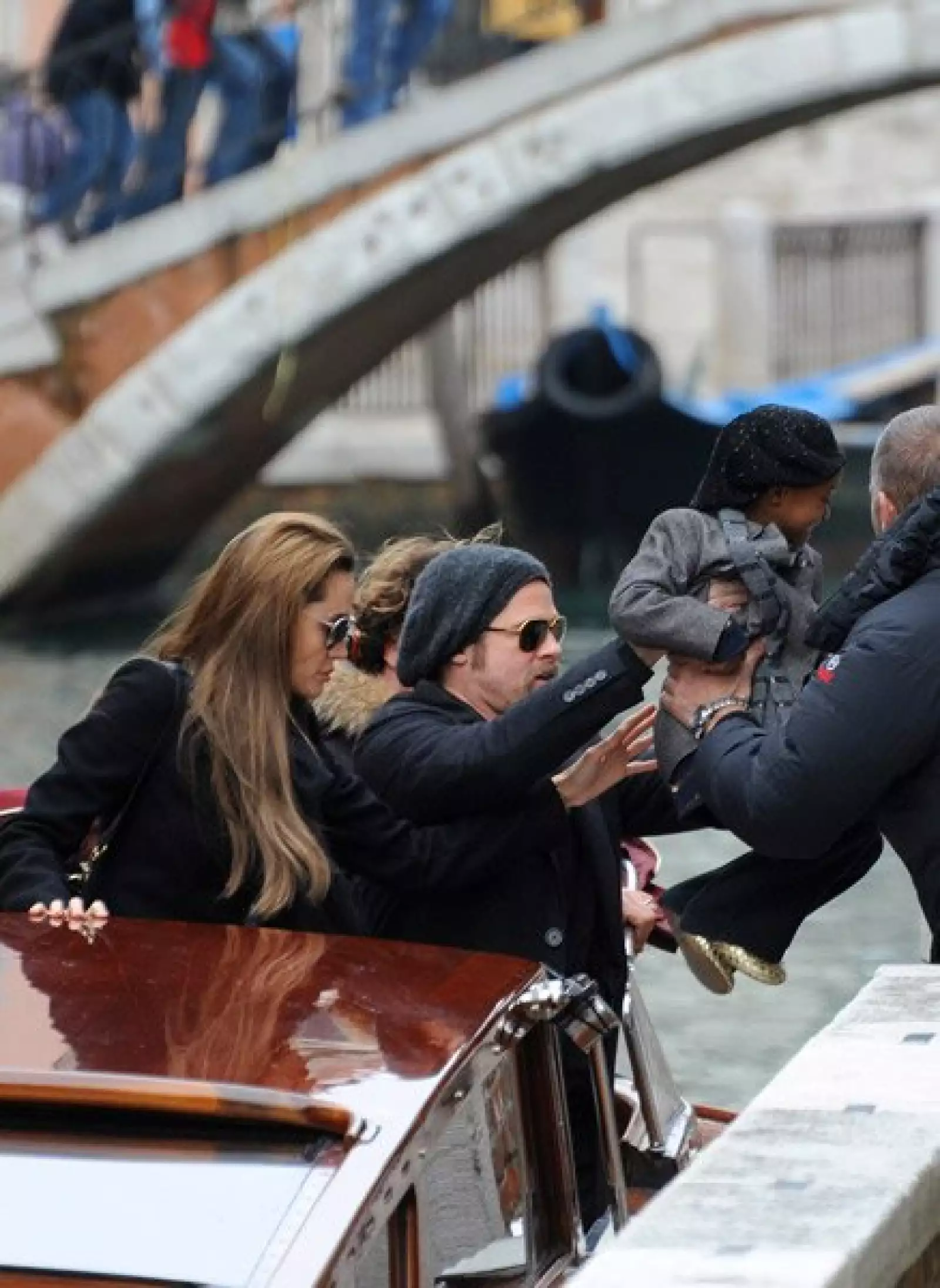 Y cuidadosamente, el actor ayudo a que se bajaran de su transporte acuático.