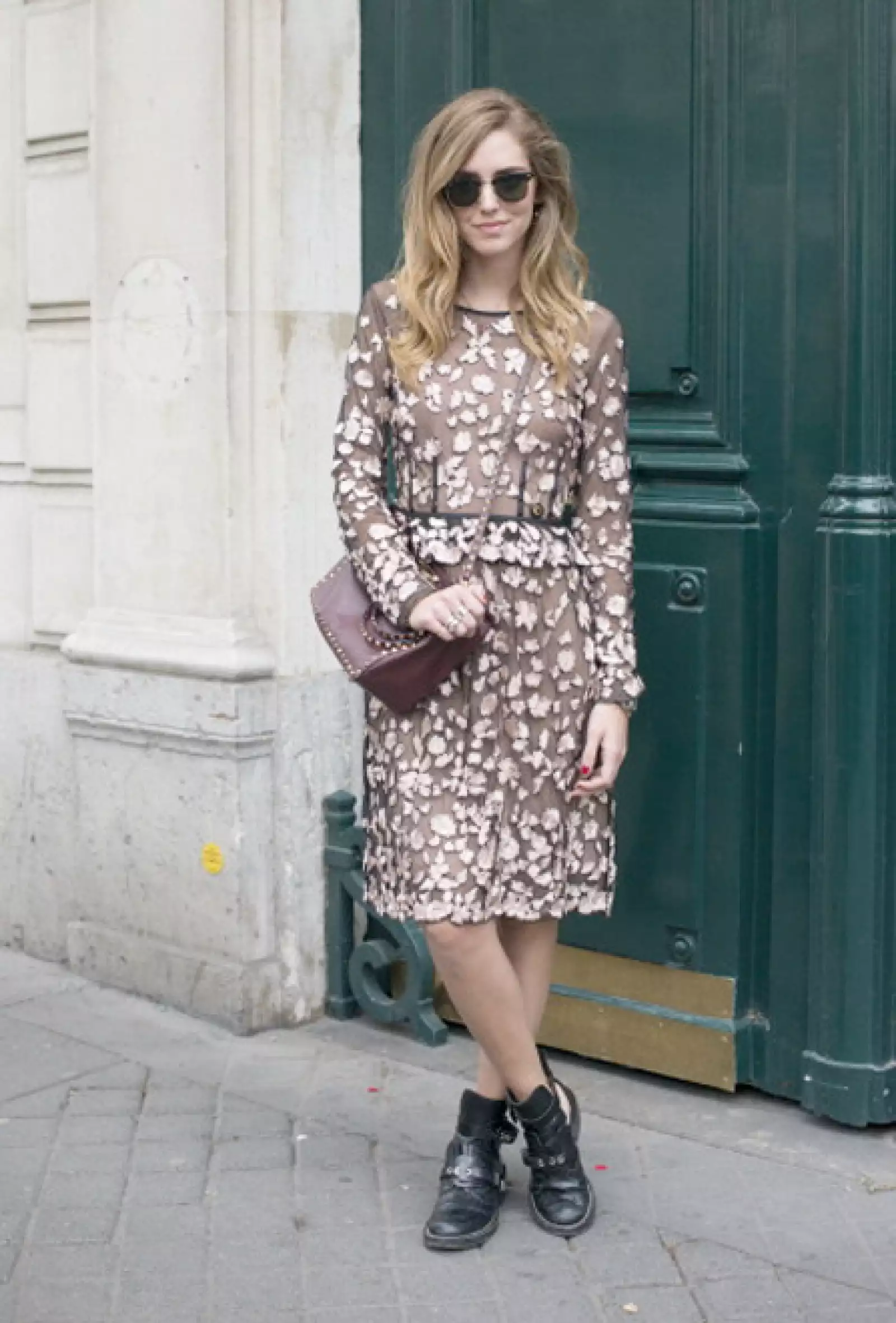 La textura va de la mano de las transparencias, así como los colores oscuros como base.