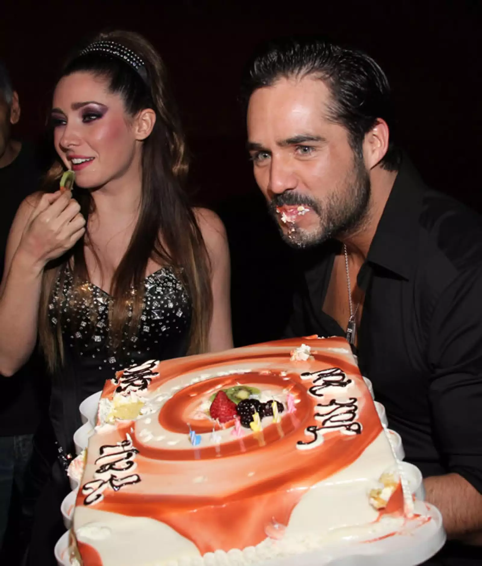 Ariadne Díaz fue la encargada de acercar el pastel de cumpleaños a su guapo novio.