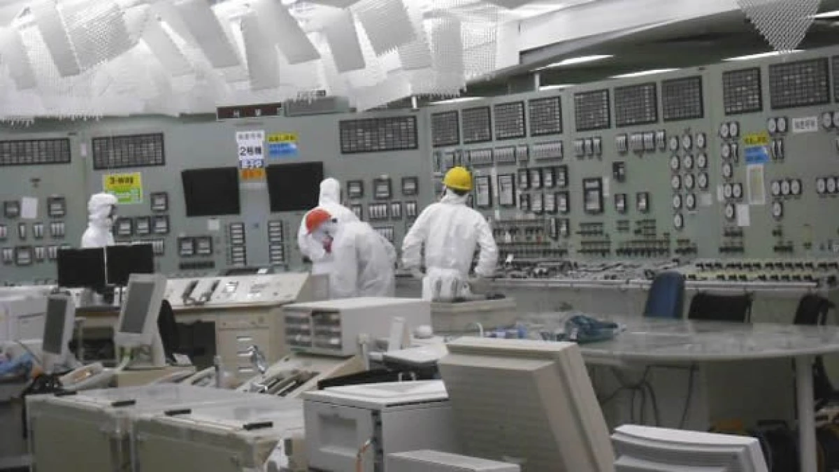 trabajadores en cuarto de control del reactor 2