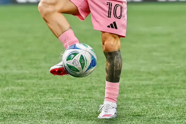 quien es dueño de adidas 2