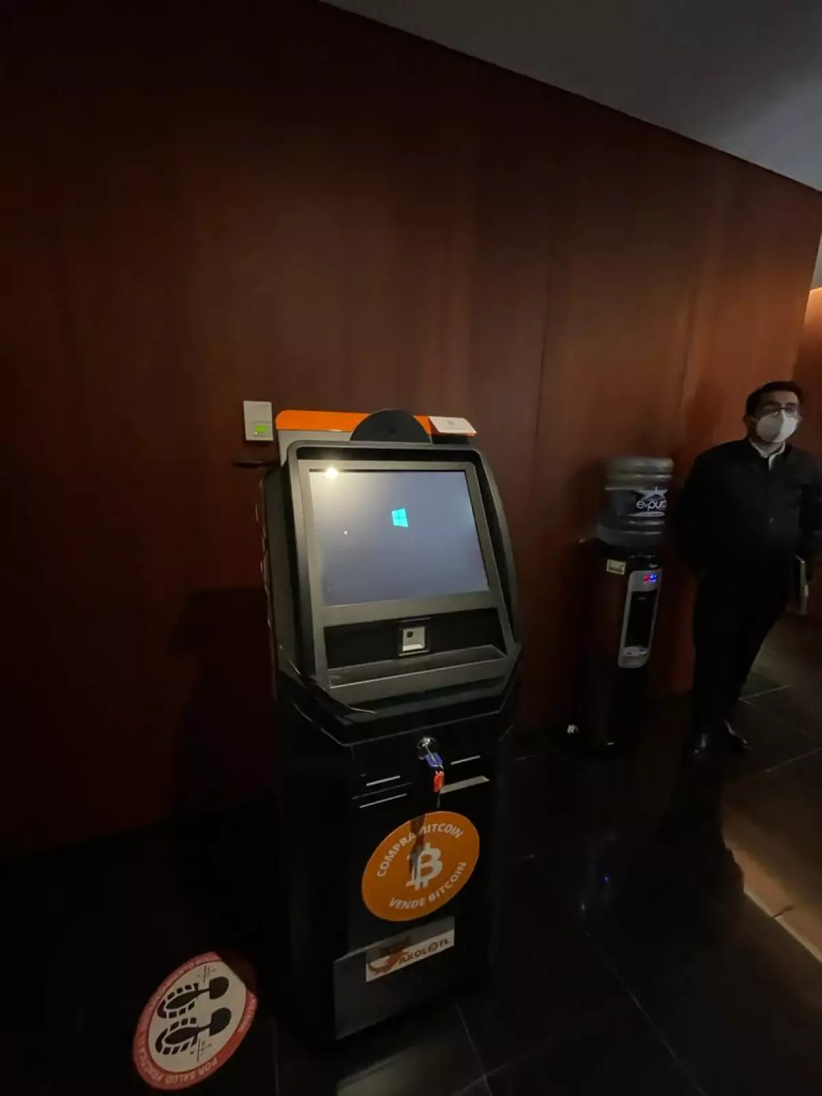 El Senado, precursor en criptomonedas con su primer cajero de Bitcoin.