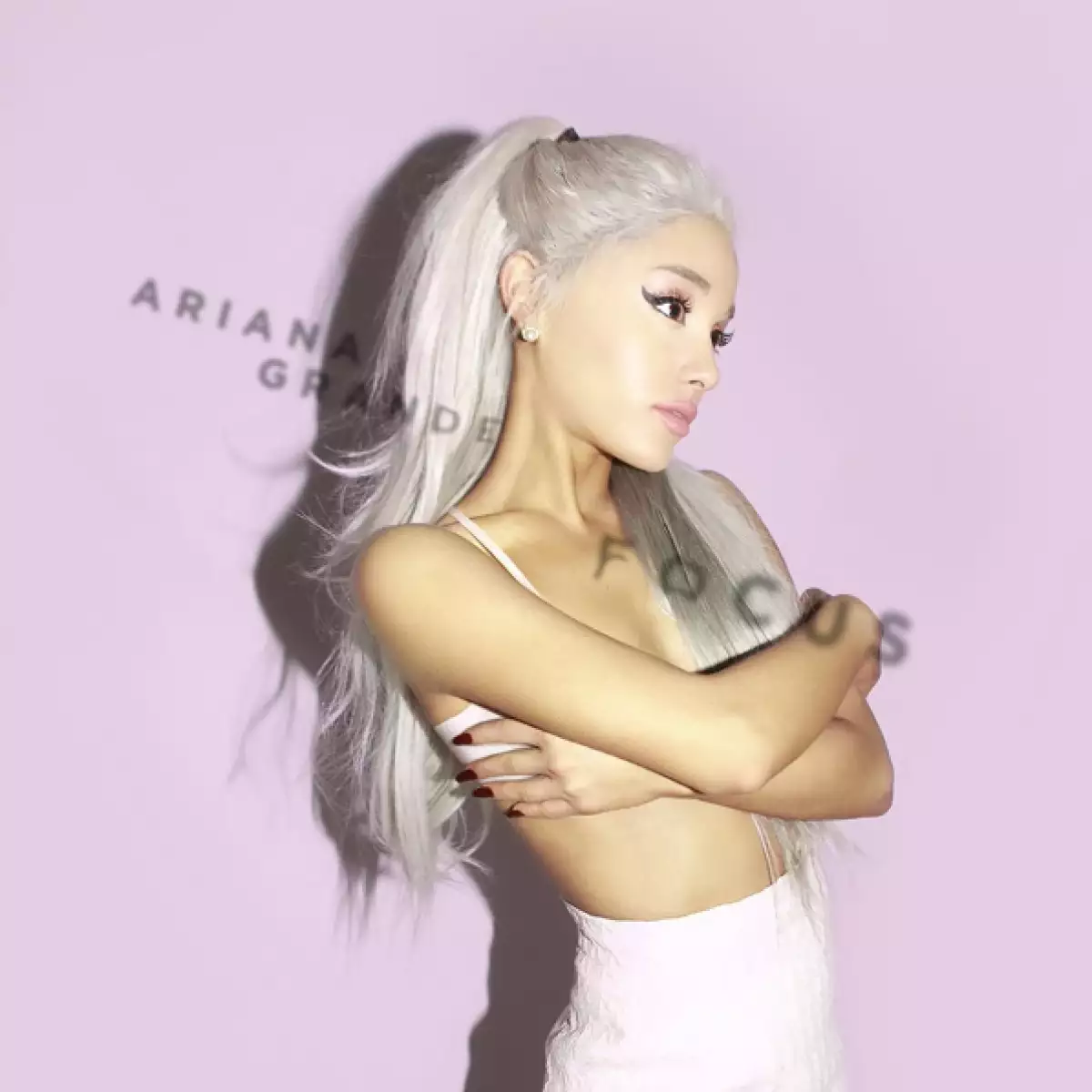 Ya nos había sorprendido con su nuevo color de pelo, ahora lo vuelve a hacer con ese mismo look y movimientos sexys para su nueva canción.