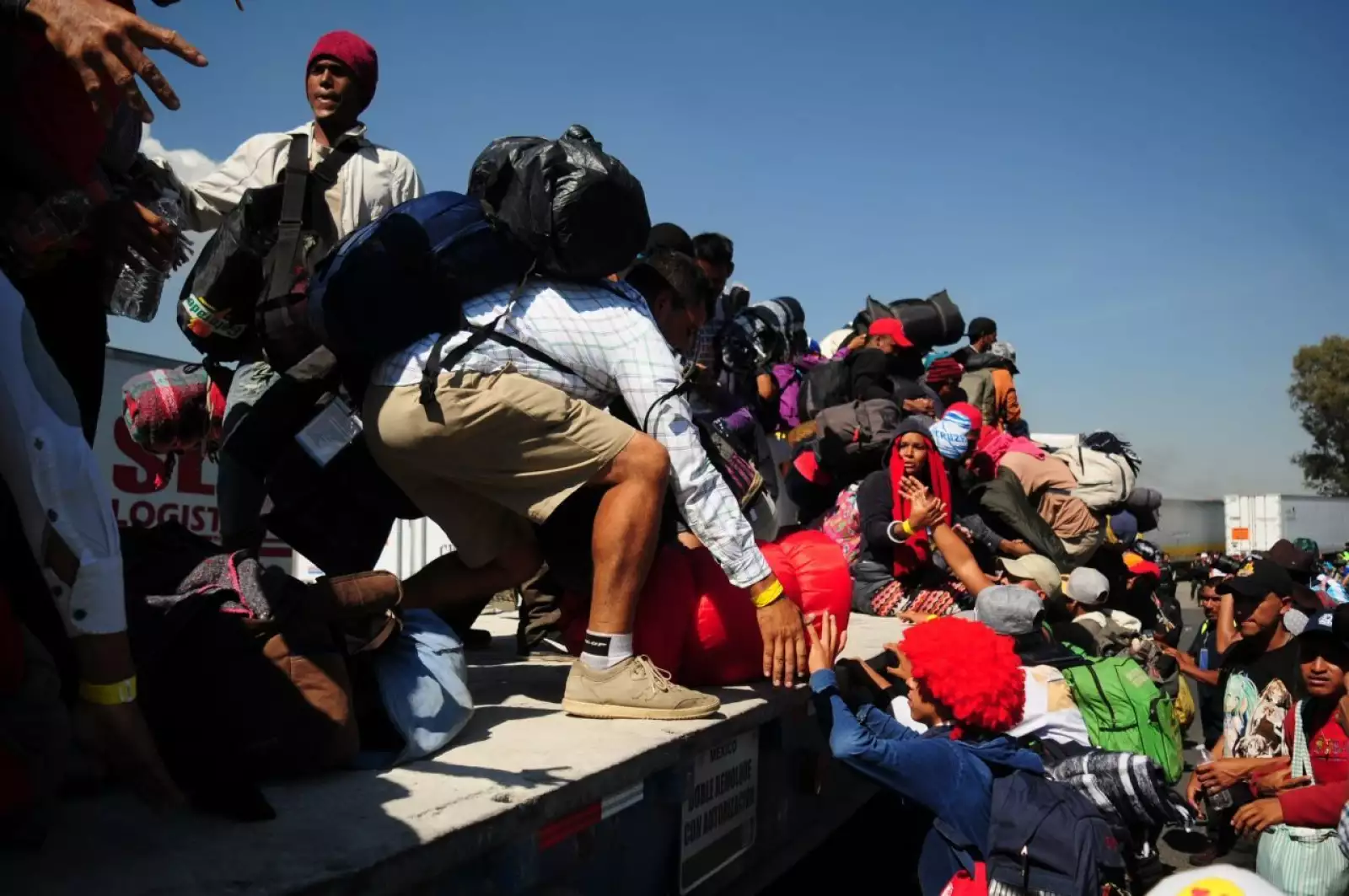 TEPEJÍ DEL RÍO, HIDALGO, 09NOVIEMBRE2018.- Un grupo de migrantes centroamericanos que abandonó el albergue en la Ciudad de México continúa su viaje hacia el norte del país a pie o subiéndose a trailers y camionetas que se ofrecen para llevarlos. Los migrantes esperan llegar esta tarde a la ciudad de Querétaro dónde hay un albergue en el que pueden pasar la noche.
FOTO: DIEGO SIMÓN SÁNCHEZ /CUARTOSCURO.COM