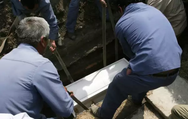 Pese que se había solicitado privacidad para enterrar a Paulette, los medios lograron captar su último adiós.