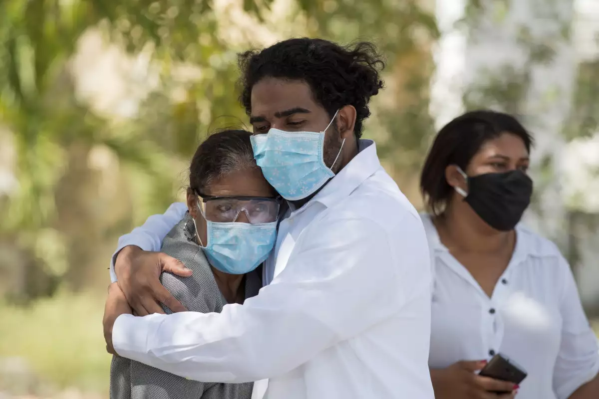 Sin los habituales rituales de despedida fúnebres, sólo algunos de sus familiares pudieron acompañar al escultor José Ignacio Morales, quien murió el pasado 14 de abril por COVID-19. Crédito: Orlando Barría.