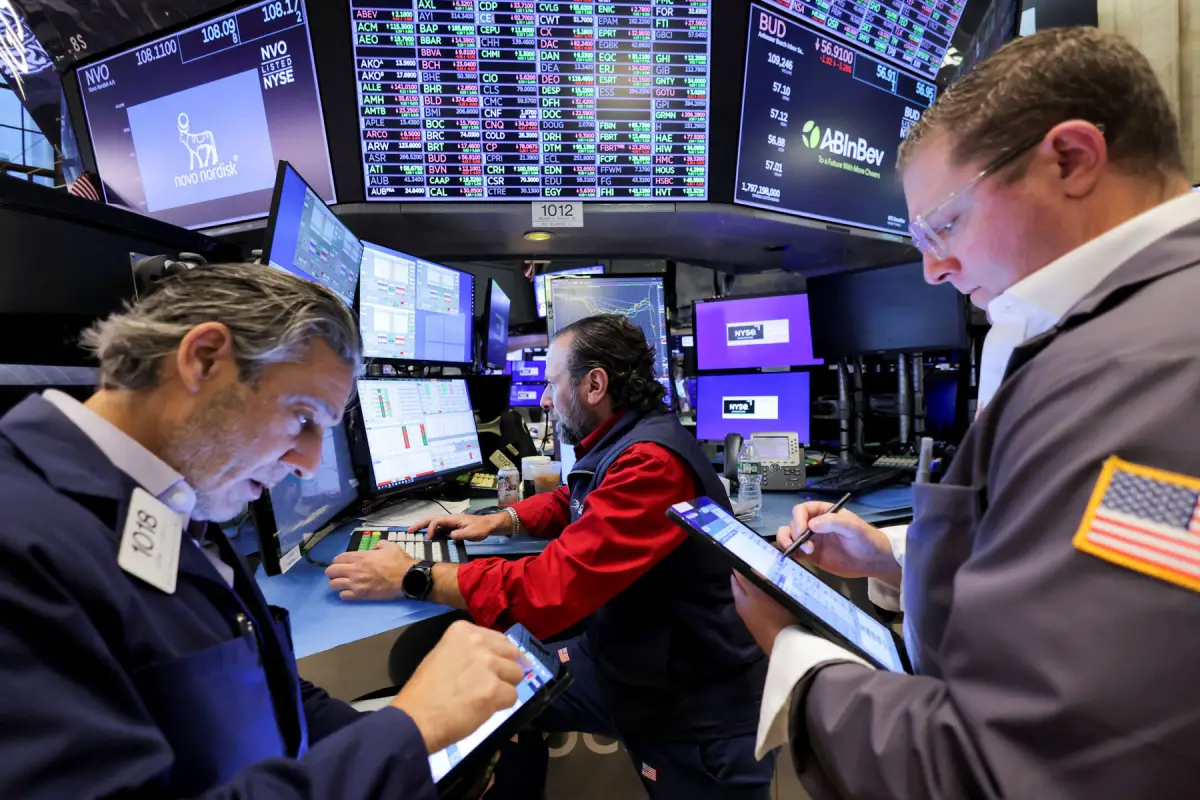 Wall Street se debilita antes de los resultados de Nvidia y rezago en datos económicos
