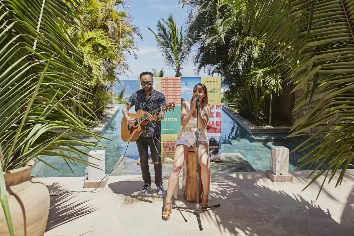 La cantante y embajadora de la marca Aitana Ocaña presentando un show Acústico