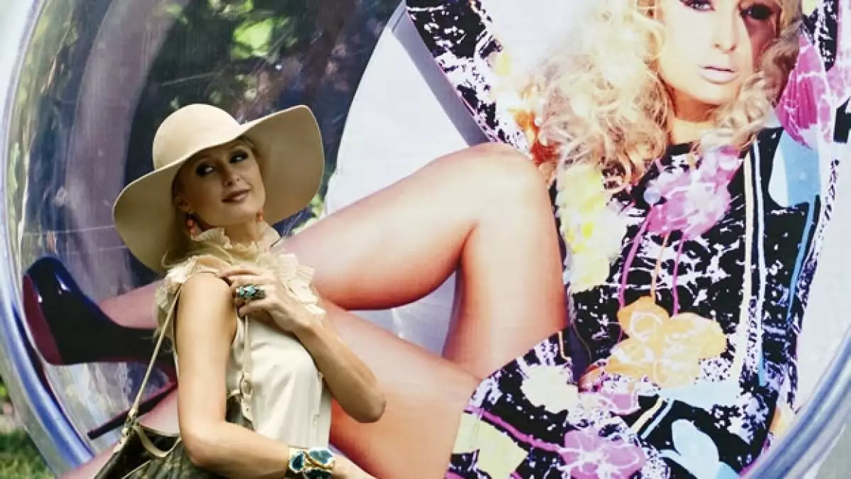 Paris Hilton posa durante su visita a México