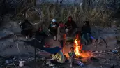 Un grupo de migrantes acampa a lo largo del muro fronterizo en el lado estadounidense del Río Grande después de los Estados Unidos. 