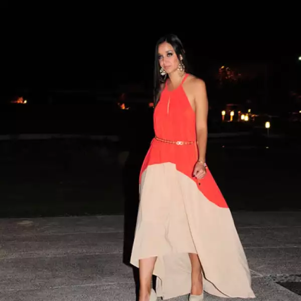 Otra tapatía que lució perfecta en una boda fue Marcela Cabrera al portar un asimétrico en colores vivos, que le dan al look naturalidad y frescura.