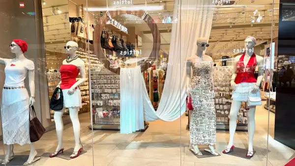  Existe la idea de que colores neutros y telas durables toman los closets ante el enfriamiento de la economía. 