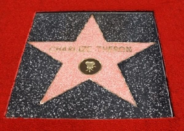 La estrella de Charlize Theron se colocó en 2005.