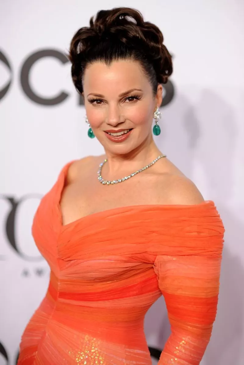 La protagonista de la emblemática serie noventera, Fran Drescher, cumple hoy 58 años, por lo que hacemos una remembranza de qué ha sido de su vida, así como de sus compañeros de set.