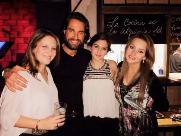 Algunos amigos y fans se acercaron a la pareja para tomarse fotografías y ellos lo compartieron en sus redes sociales.