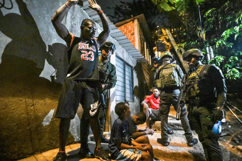 Soldados colombianos registraron a un hombre en el barrio de Meléndez antes de la próxima toma de posesión presidencial del presidente electo de Colombia, Abelardo de la Espriella, en Cali, Colombia, el 4 de agosto de 2026.