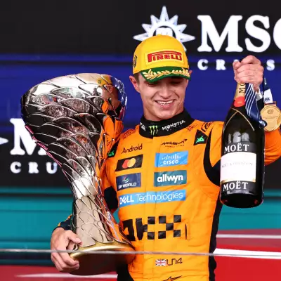 Gran Premio de Sao Paulo - Autódromo José Carlos Pace, Sao Paulo, Brasil - 9 de noviembre de 2025 Lando Norris de McLaren celebra en el podio con un trofeo después de ganar el Gran Premio de Sao Paulo