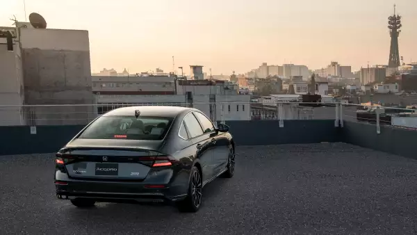 Accord Hibrido de Honda parte trasera plano general 