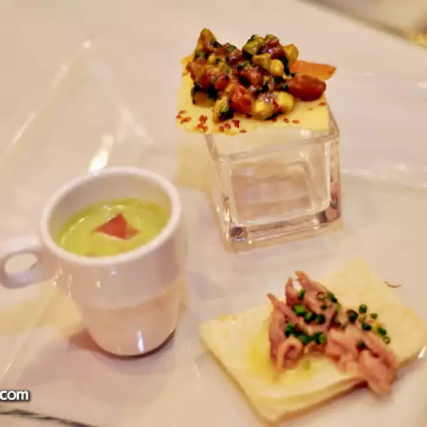 Amuse: espárragos, jamón serrano, atún, aguacate, ajonjolí, mirín, soya, pato tortilla, piña y habanero