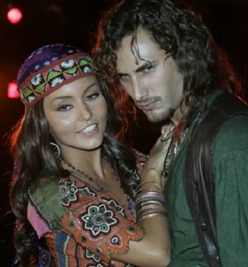 El actor finalmente aceptó que tiene una relación con su compañera en `Corazón Salvaje´ y aseguró que están muy contentos.