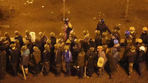 Imágenes de video mostraron a agentes de la policía antidisturbios disparando desde un techo contra los manifestantes en la plaza, conocida como Maidan.