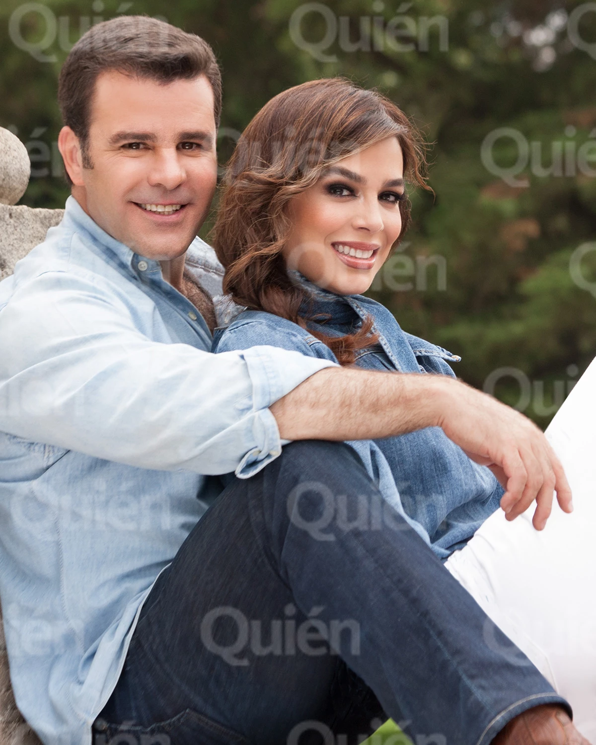 Biby Gaytán y Eduardo Capetillo posan en familia para Quién