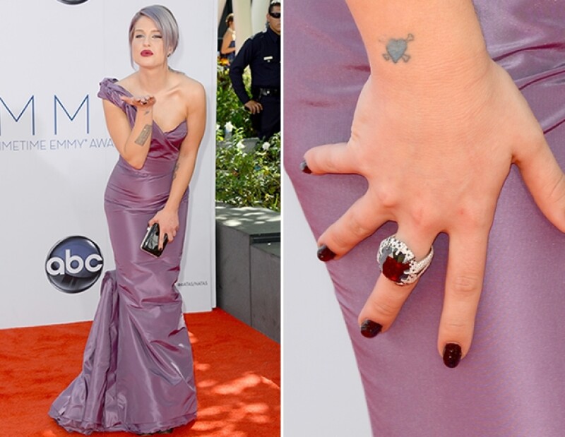 Kelly lució este manicure valuado en 250 mil dólares por tener polvo de diamantes.
