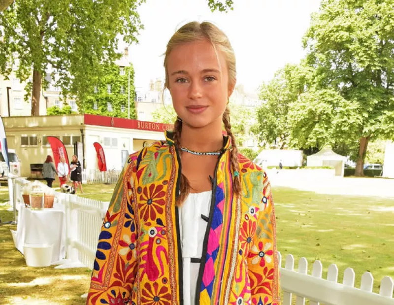 Con gran belleza, Lady Amelia busca triufar en el mundo de las pasarelas.