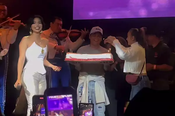 Christian Nodal sorprende a Ángela Aguilar con un pastel en pleno concierto en Chicago