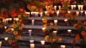 Ofrenda de día de muertos con flor de cempasúchil y celas blancas