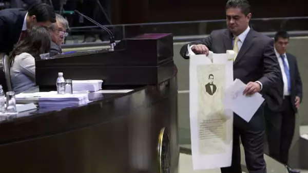 Luis Ángel Espinosa Cházaro colocó en el Pleno un cartel con la imagen y un pensamiento de Benito Juárez.