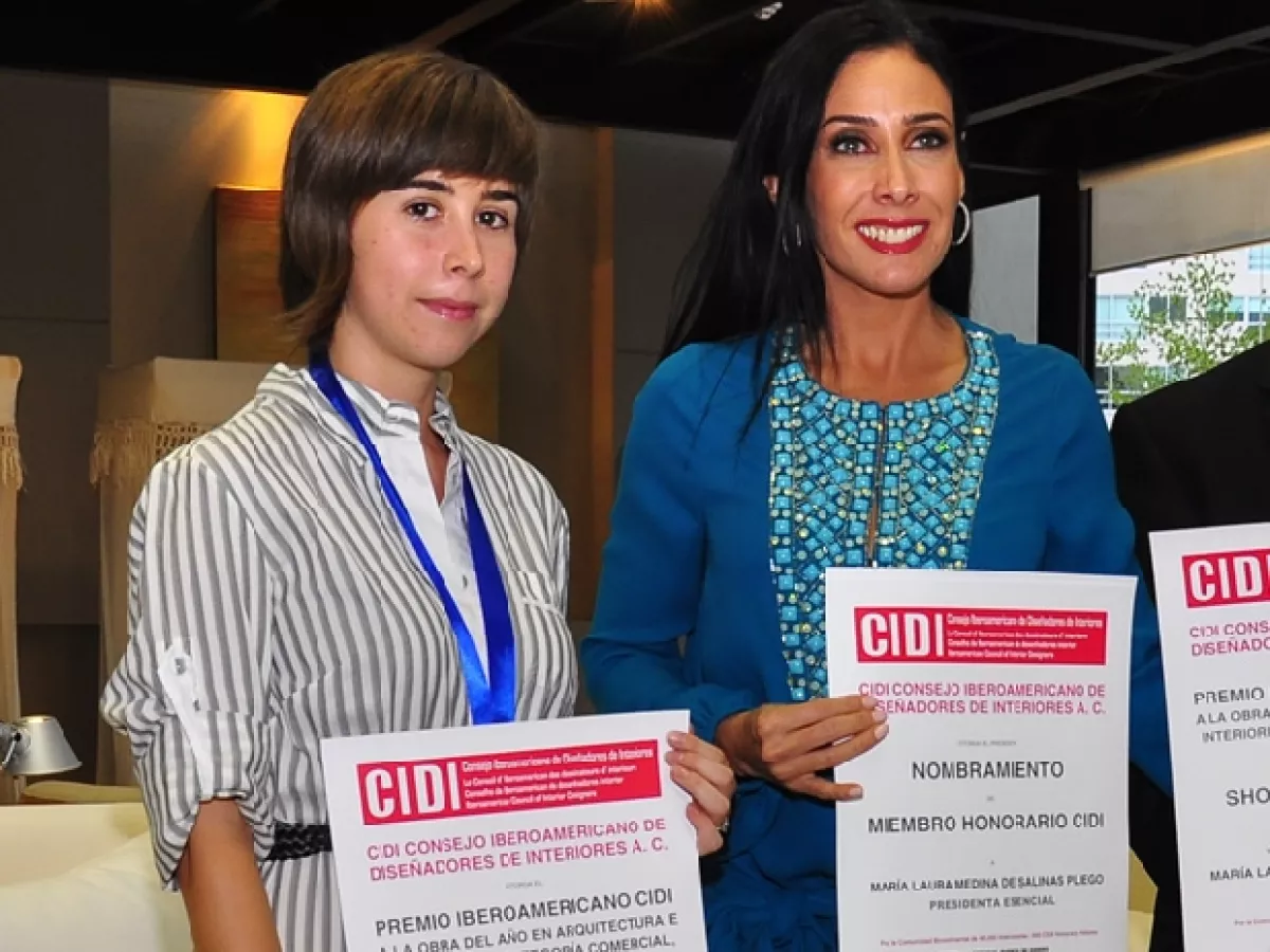 María Laura y Regina, en representación de su madre, Eugenia Álvarez Páramo, recibieron el Premio a la Obra de Año en Arquitectura e Interiorismo por parte del CIDI