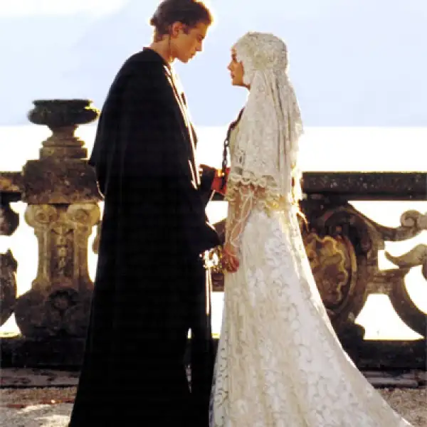 El vestido de novia de Padmé Amidala, interpretada por Natalie Portman, en Star Wars es una obra de arte.