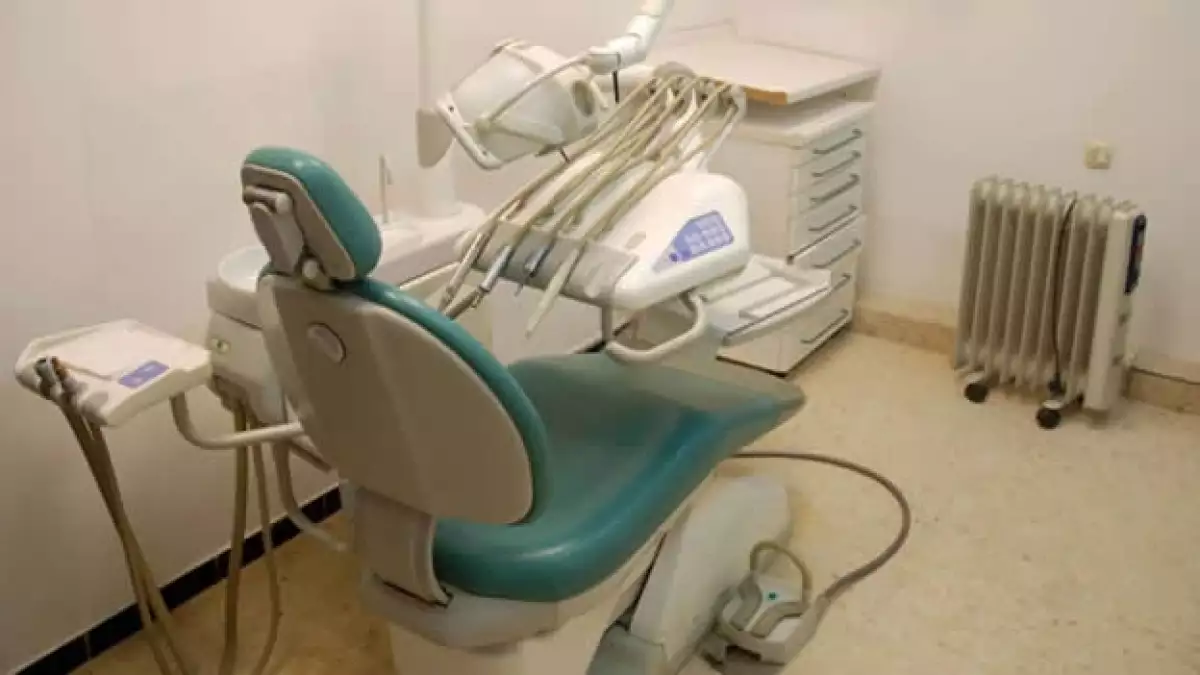 Es recomendable visitar al dentista una vez cada seis meses.